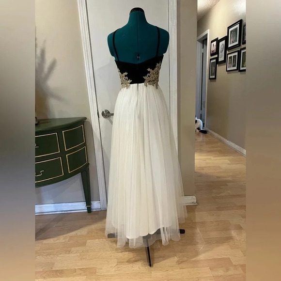 Blonde Nites Junior’s Keyhole Appliqué Prom Dress‎ - Picture 6 of 8